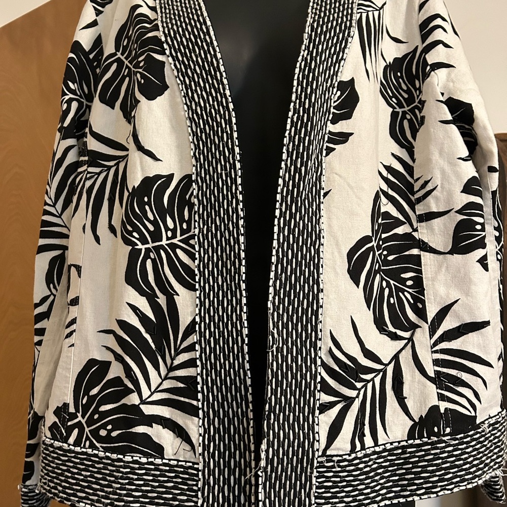 Silk land woman black and white palm leaf suit jacket. No buttons